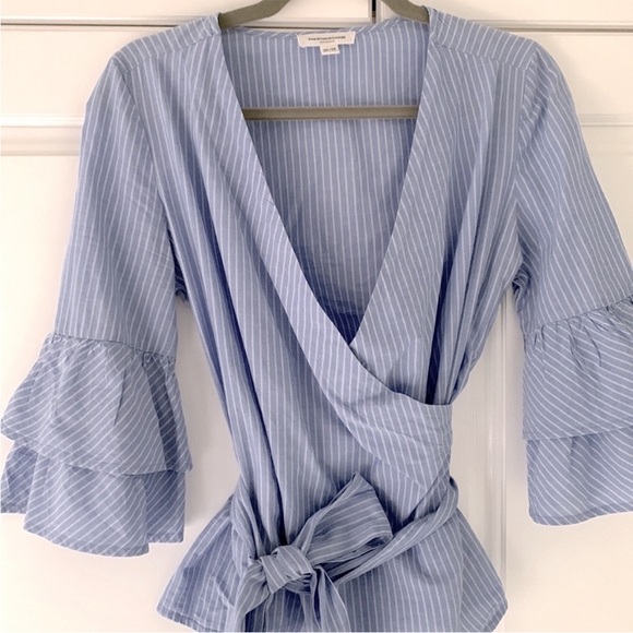 🖤5/$25 beachlunchlounge Blue Striped Ruffle Sleeve Blouse - Picture 2 of 12